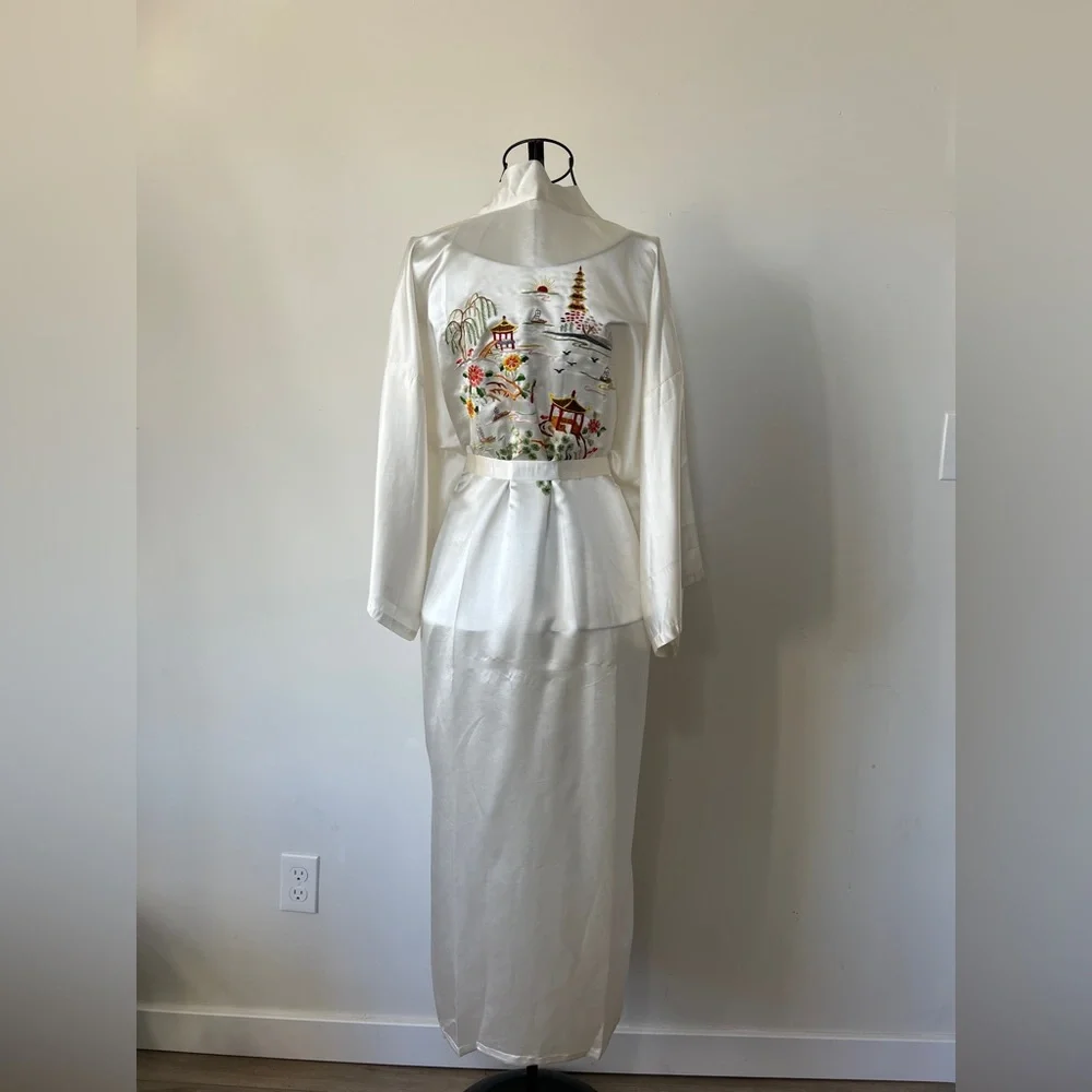 Traditional Chinese Silk Embroidered Robe - Picture 1 of 5